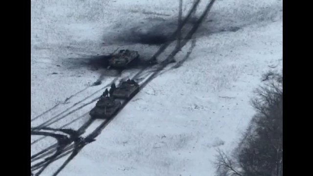 Rosyjska grupa szturmowa zostaje ostrzelana przez Ukraińców i wpada na miny