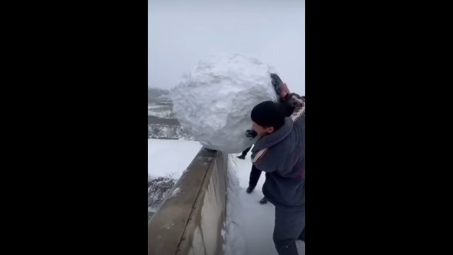 Zrzucili gigantyczną śnieżną kulę z mostu prosto do wody