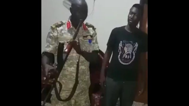 Ten nigeryjski żołnierz był w stanie zrobić wszystko, aby móc służyć dla prezydenta [WIDEO]