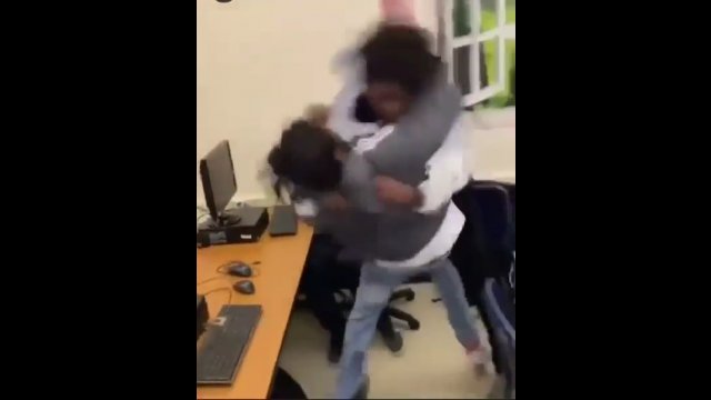 Uczniowie pobili się w sali komputerowej. Nauczyciel bał się zareagować... [WIDEO]