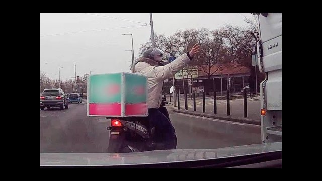 Miły gest truckera wobec dostawcy na skuterze