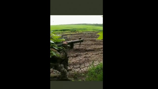 Ochotnicy z Legionu Cudzoziemskiego strzelają z broni przeciwpancernej w rosyjski sprzęt