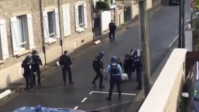 Francuska policja obezwładnia kobietą ze chodzącą ze strzelbą po ulicy