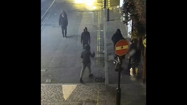 Londyńska policja udawała pijanych, żeby złapać złodziei [WIDEO]