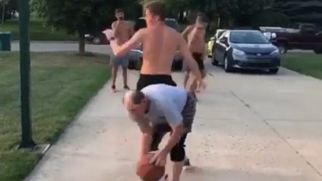 Dziadek wie, jak grać w koszykówkę