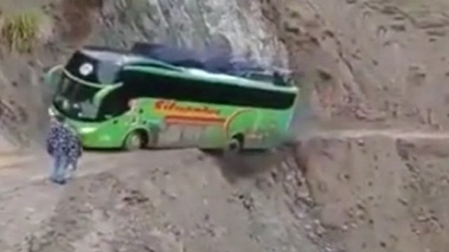 Kierowca autobusu miał ogromnego farta na górskiej drodze