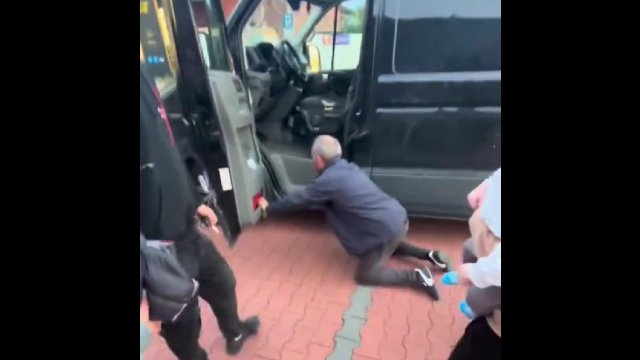 Pijany w sztok chciał prowadzić busa. Świadkowie w porę zabrali mu kluczyki! [WIDEO]