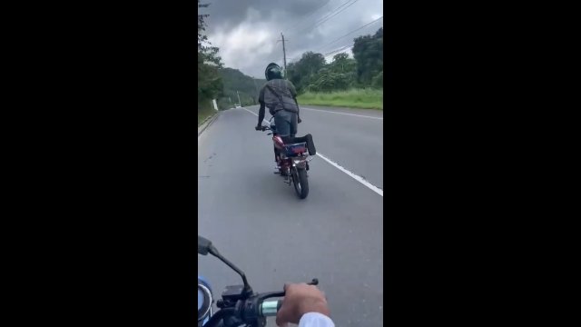 Chciał postawić motocykl na koło i wjechał wprost na czołówkę
