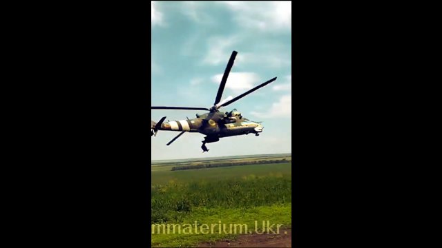 Żołnierz świetnie się bawi obserwując, jak Mi-24 wystrzeliwuje rakiety na wroga tuż nad jego głową!