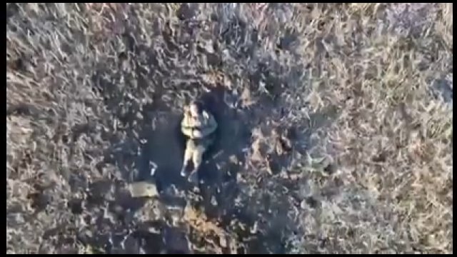 Rosyjski żołnierz zamarza w swojej dziurze.