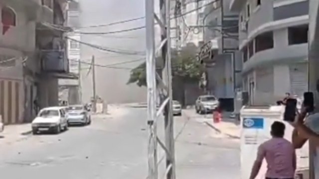 Izraelskie samoloty bojowe bombardują ulice w Gazie