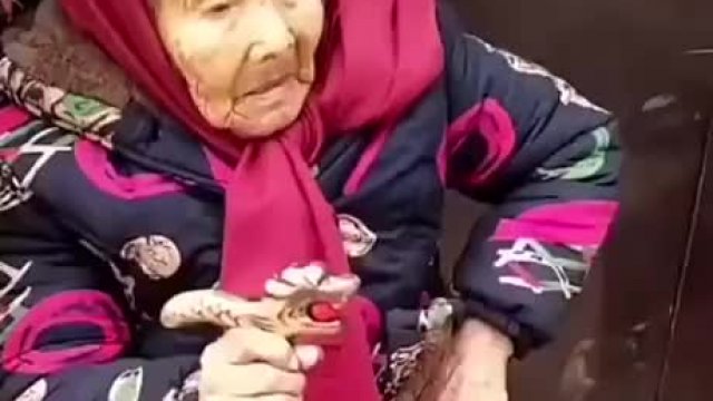 Jak łatwo można sprawić radość swojemu dziecku, 107-letnia matka częstuje 84 letnią córkę cukierkiem