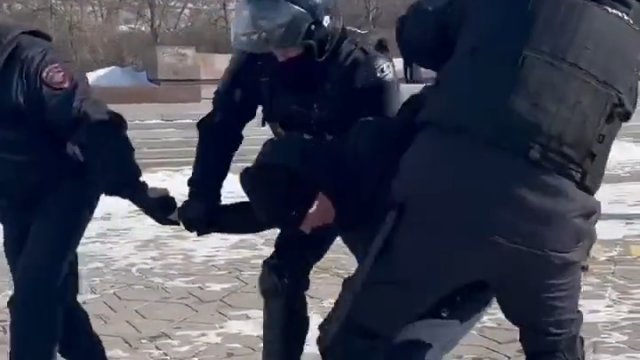 „Odważni” przestępcy Putina brutalnie zatrzymują młodego mężczyznę w Jekaterynburgu