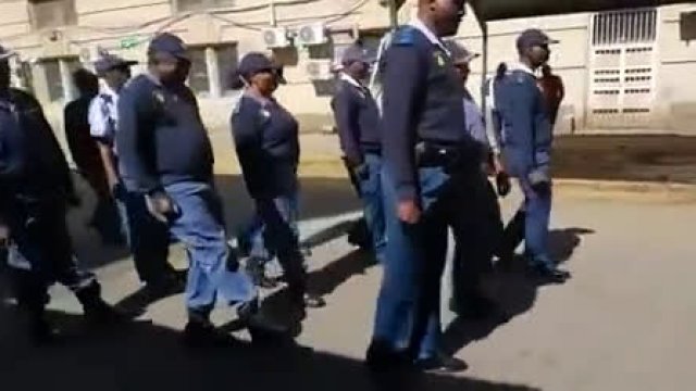 Ciężka musztra policjantów w RPA