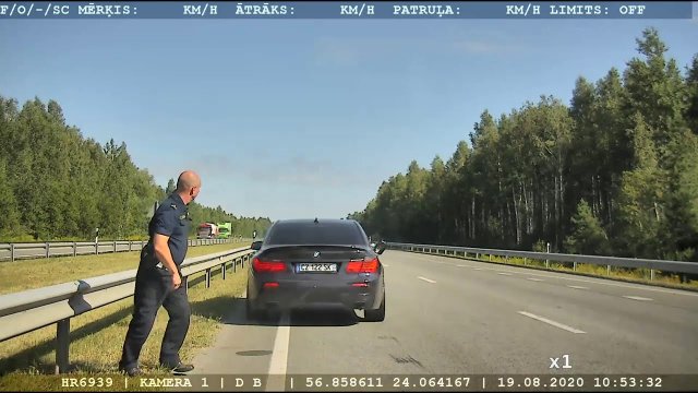Pościg policyjny za kierowcą BMW zakończony zepchnięciem do rowu