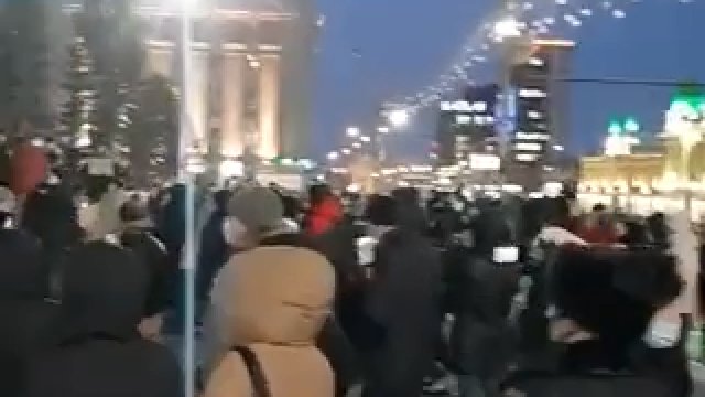Nowosybirsk(Rosja) ludzie protestują przeciwko wojnie. Wszyscy zostali zatrzymani przez policje.