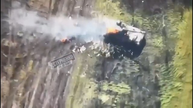 Płonący rusek opuszcza trafiony przez Ukraińców czołg