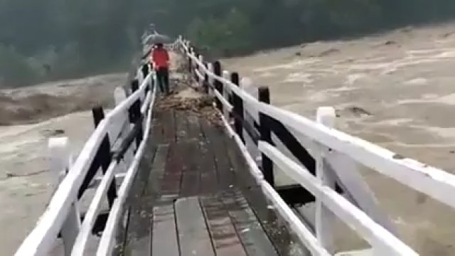 Przechodzenie przez most w niezbyt sprzyjających warunkach