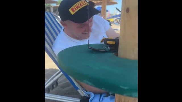 Jeśli chcesz zająć czymś mężczyznę na plaży, kup mu to! [WIDEO]