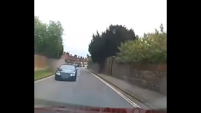 Rozpędzony Bentley Continental GT uderza czołowo w samochód emeryta, wciskając go w ścianę