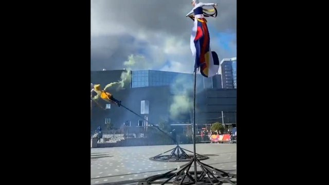 Akrobata uderzył o ziemię podczas ulicznego pokazu