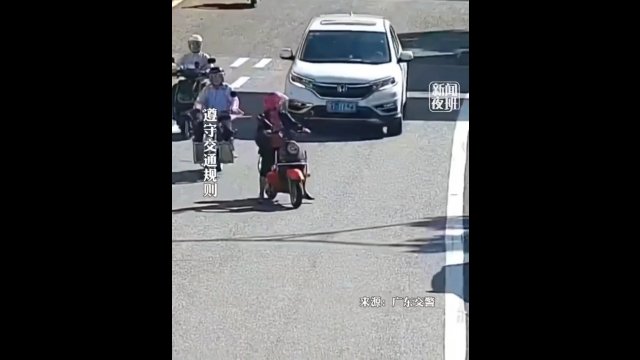 Kobieta na skuterze paraliżowała ruch. Nie skończyło się to dla niej dobrze