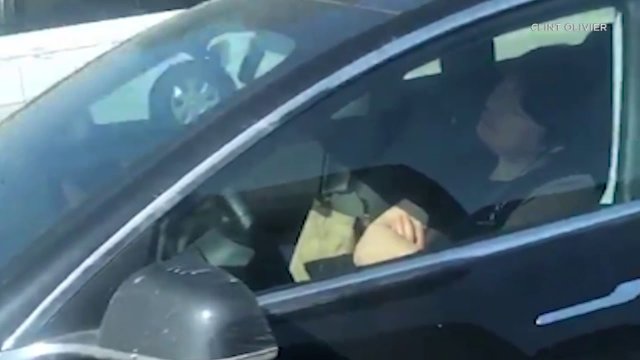 Kierowca Tesli śpi podczas jazdy