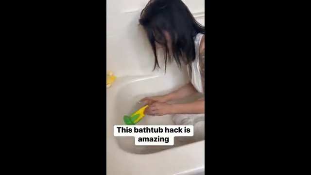 Kobieta pokazuje bardzo ciekawy trick w łazience