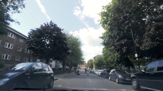Bohater rzuca się na złodziei na skuterze w Londynie