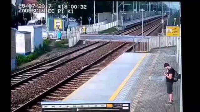 Kobieta wbiega pod pociąg