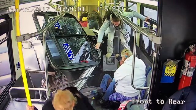 Pickup wbił się w autobus! Pasażer w ostatniej chwili uniknął śmierci