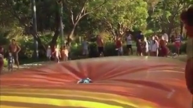 Młody chłopak został wyrzucony w powietrze na dużym balonie
