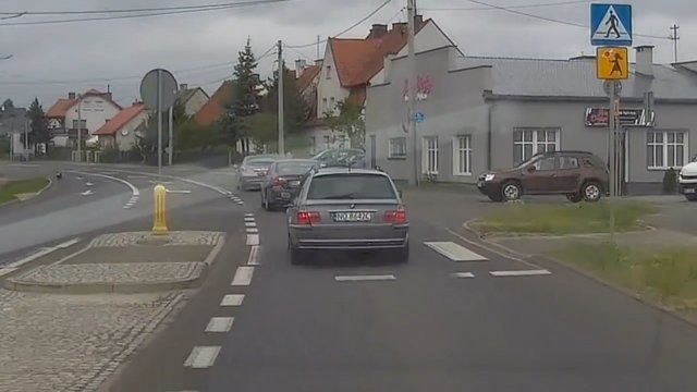 Kierowca BMW walczy ze swoimi demonami podczas wymuszonej jazdy zgodnie z przepisami [WIDEO]