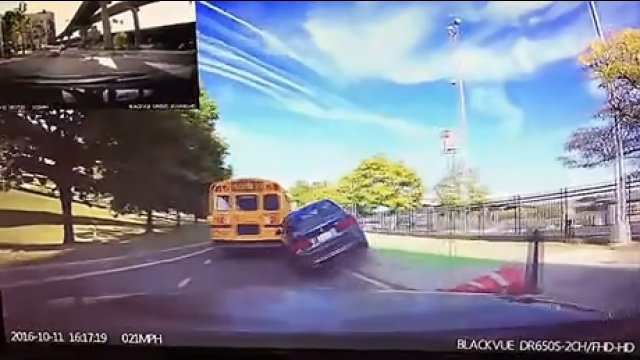 Karma! Niecierpliwy kierowca BMW rozbija swój samochód, próbując ominąć autobus szkolny