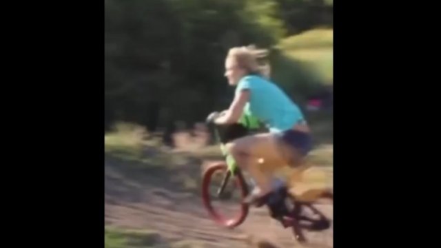 Dziewczyna na BMX i jej hardcorowy lot do wody [WIDEO]