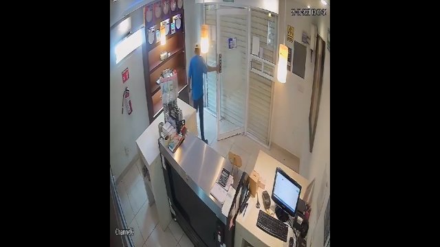 Sprytny pracownik zamknął złodzieja w sklepie, aby uniemożliwić mu ucieczkę [WIDEO]