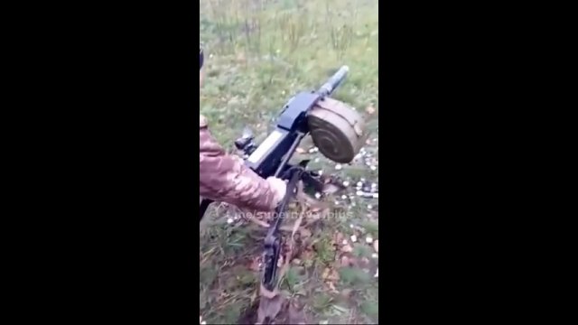 Ukraińscy żołnierze używający granatnika współpracują z operatorami dronów