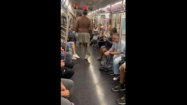 Czarny Gandalf w metrze i jego sztuczka z kubeczkiem