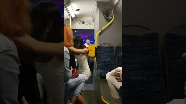 Jedna z pasażerek zignorowała prośbę kierowcy o to, by założyła kaganiec swojemu psu.