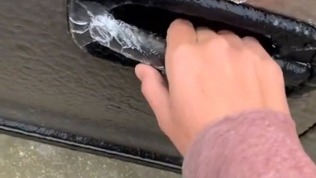 Otwieranie pokrytego lodem samochodu