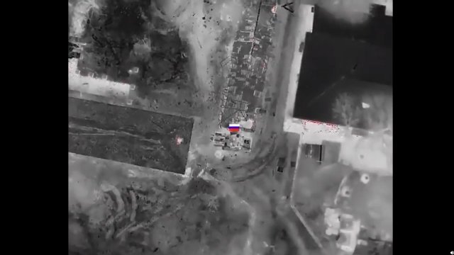 Bomba zrzucona z ukraińskiego drona niszczy rosyjskie pojazdy