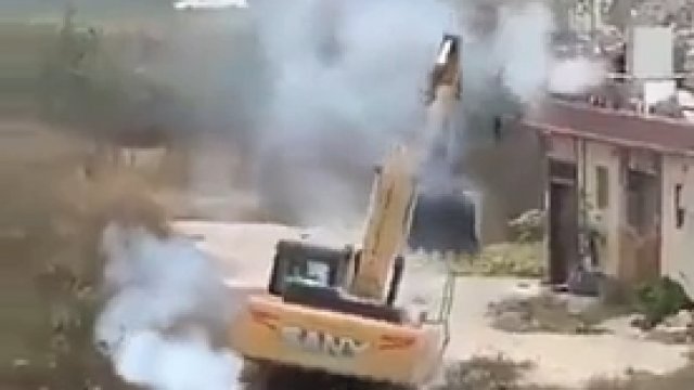 Mężczyzna w Chinach używał fajerwerków, by odeprzeć buldożer wysłany do zburzenia jego budynku