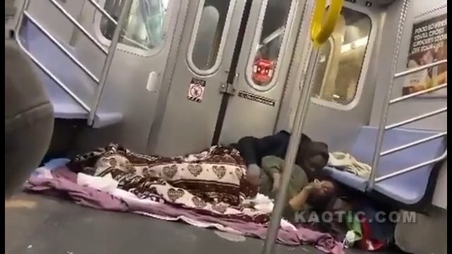 Bezdomna para postanowiła strzelić sobie drzemkę w nowojorskim metrze [WIDEO]