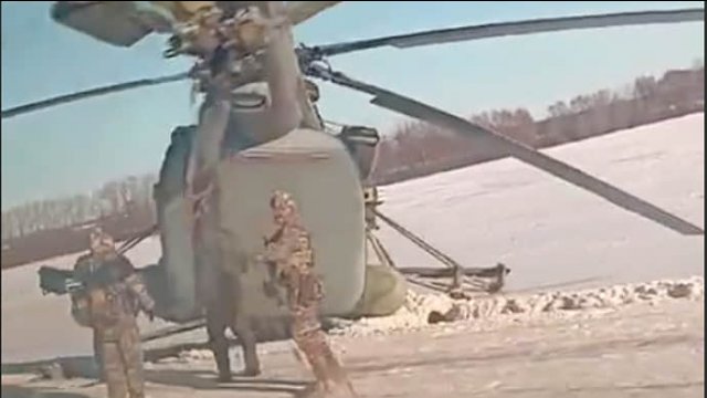 Rosyjski śmigłowiec Mi-8 musiał awaryjnie wylądować. Trafił na linię energetyczną [WIDEO]