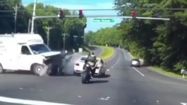 Przejazd motocyklisty na czerwonym świetle i czołowe zderzenie dwóch aut