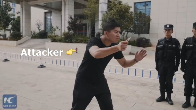 Chiński policjant prezentuje skuteczną obronę przed napastnikiem z nożem!