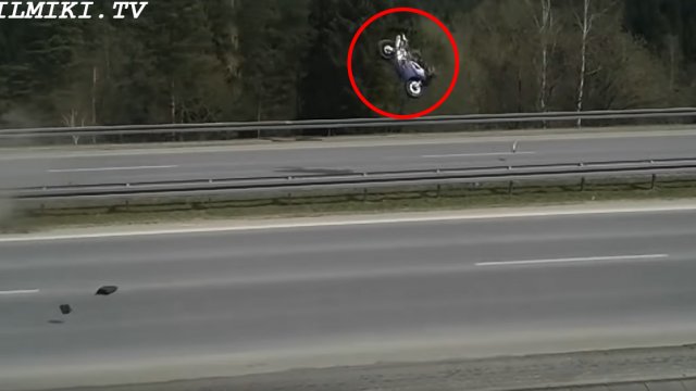 Makabryczny wypadek motocyklisty na prostej drodze – Chabówka! Motocykl aż wyj**bało w powietrze!