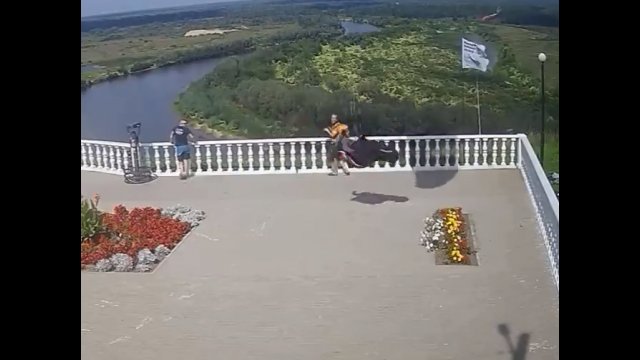 Paralotniarz pomylił się w obliczeniach i przygrzmocił w barierki na tarasie [VIDEO]