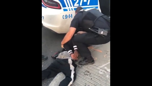 Zatrzymany stawiał opór przy aresztowaniu. Policjant rzucał nim jak workiem ziemniaków