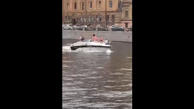 Zabawy na łodzi bywają niebezpieczne. Kobieta uderzyła głową w most